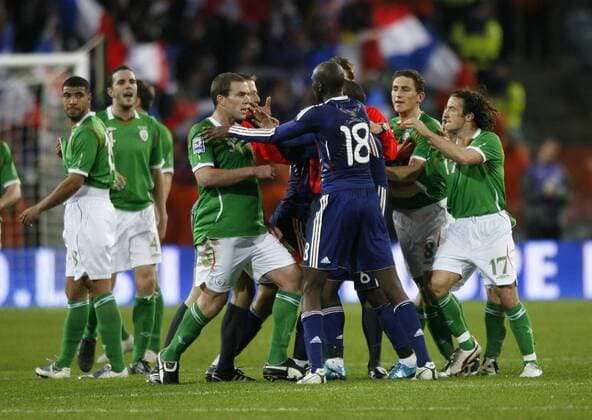 Tempers flare at the final whistle between Republic of Ireland s Richard Dunne (3.L.) and Keith Andrews (2.R.) and France s Lassana Diarra - EDITORIAL USE ONLY. No use with unauthorised audio, video, data, fixture lists, club league logos or live services. Online in-match use limited to 120 images, no video emulation. No use in betting, games or single club league player publications. o0 Streit, Meinungsverschiedenheit, Auseinandersetzung, streiten, Spannung, Rangelei, Gerangel o00 Relegation Relegationsspiel