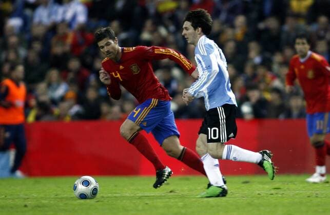 Spanien (rot) - Argentinien (blau weiß) - Lionel MESSI (R) Xabi ALONSO - 