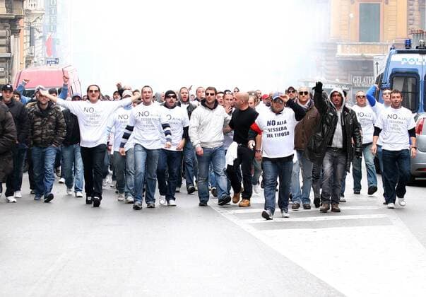 Roma, 14 Novembre 2009. Soccer fans march during a protest against Italian government plans to make supporters obtain a special identity card, in Rome November 14, 2009. serenaxcremaschi o00 Totale Fanprotest Demo