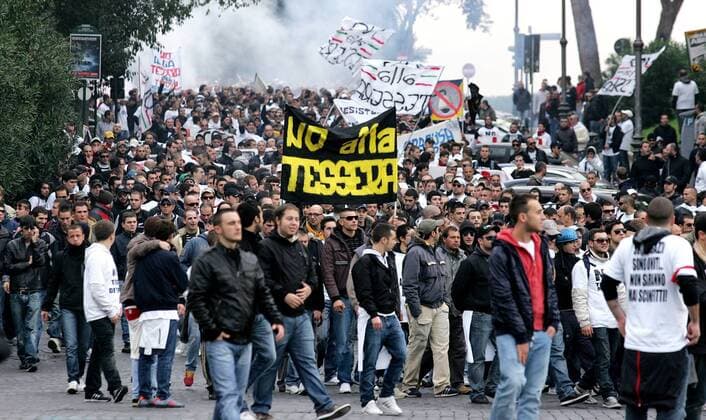 Roma, 14 Novembre 2009. Soccer fans march during a protest against Italian government plans to make supporters obtain a special identity card, in Rome November 14, 2009. serenaxcremaschi o00 Totale Fanprotest Demo
