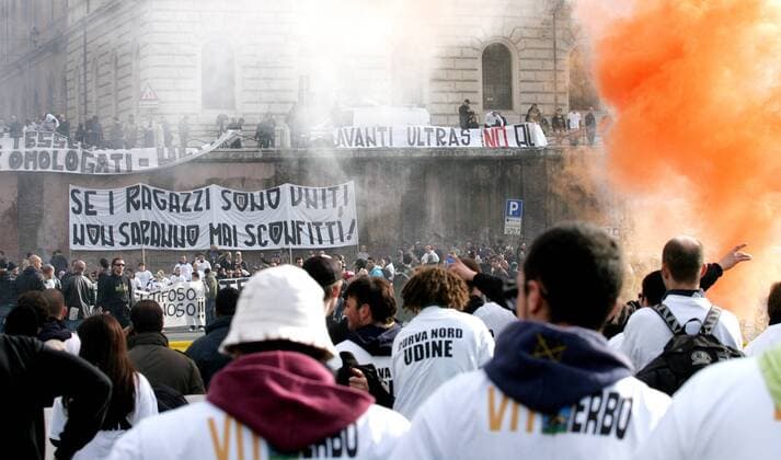 Roma, 14 Novembre 2009. Soccer fans march during a protest against Italian government plans to make supporters obtain a special identity card, in Rome November 14, 2009. serenaxcremaschi o00 Totale Fanprotest Demo