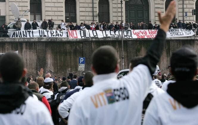 Roma, 14 Novembre 2009. Soccer fans march during a protest against Italian government plans to make supporters obtain a special identity card, in Rome November 14, 2009. serenaxcremaschi o00 Totale Fanprotest Demo