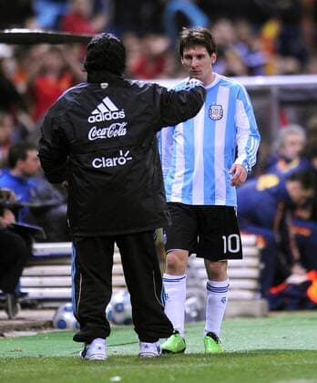 Fussball Nationalmannschaft : Saison 2009 2010 14.11.2009 Freundschaftsspiel , Spanien - Argentinien , ESP - ARG , Trainer Diego Armando Maradona MIT Lionel Messi (ARG)  o0 Nationaltrainer