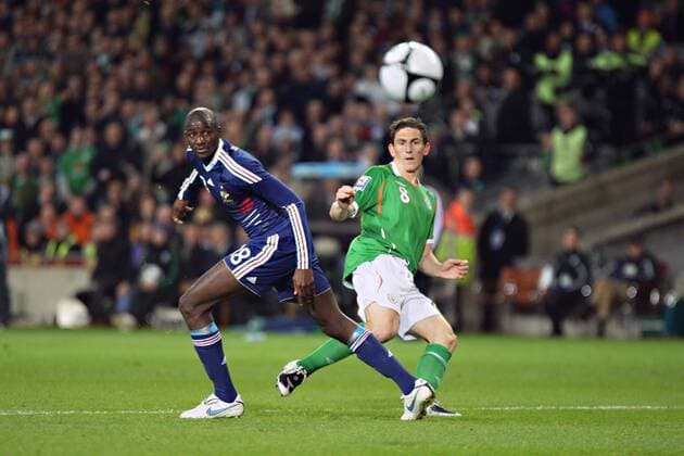Keith Andrews (Irland, re.) gegen Alou Diarra (Frankreich) - - ZUMAc04 o00 Relegation Relegationsspiel WM Quali