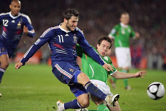 Sean St. Ledger (Irland, re.) gegen Andre Pierre Gignac (Frankreich) - - ZUMAc04 o00 Relegation Relegationsspiel WM Quali