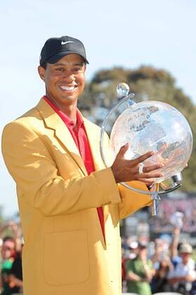 Nov 15, 2009 - Melbourne - TIGER WOODS (USA) holds the winners trophy aloft during the final round of the Australian Masters at the Kingston Heath Golf Club. Woods won for the seventh time this year, and the 82nd time worldwide in his career. Woods now has a trophy from every golfing continent. This is his first win in Australia, the 13th country where he has won an individual event. - ZUMAmm5 o0 Pokal Trophäe Objekte