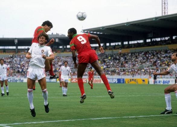 Antonio Sousa (Portugal, li. vorn) im Duell, daneben Abdelkarim Krimau (Marokko, 9) Fußball WM Herren WM 1986, Länderspiel, Nationalteam, Nationaltrikot, Portugal - Marokko 1:3 Gruppe Guadalajara Dynamik, Kampf, Abwehr,