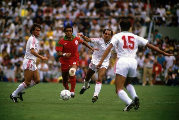 Abdelaziz Bouderbala (Marokko, 2. v. li.) gegen Gomes (li.), Jaime Pacheco (2. v. re.) und Oliveira (alle Portugal) Fußball WM Herren WM 1986, Länderspiel, Nationalteam, Nationaltrikot, Portugal - Marokko 1:3 Gruppe Guadalajara Dynamik, Kampf,