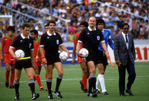 FIFA Schiedsrichter Alan Snoddy (England, Mitte) und seine Linienrichter Valeri Butenko (UdSSR, li.) und Volker Roth (BR Deutschland) - Einmarsch zu einem Spiel von Marokko, WM 1986 Fußball WM Herren WM 1986, Länderspiel, Nationalteam, Nationaltrikot Gruppe Guadalajara