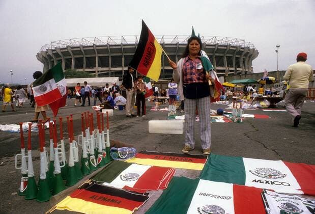 Verkauf von Souvenirs am Rande der WM 1986 vor dem Aztekenstadion in Mexiko City Fußball WM Herren WM 1986, Länderspiel, Nationalteam, Einzelbild Aufnahmedatum geschätzt Mexiko City