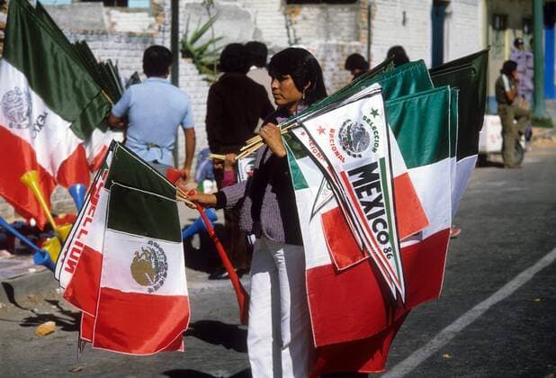 Fanartikelverkäufer am Rande der WM 1986 in Mexiko Fußball WM Herren WM 1986, Länderspiel, Nationalteam, Einzelbild Aufnahmedatum geschätzt Mexiko City