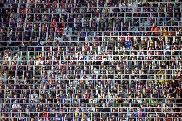 Bayern Fans scheinbar hinter Gittern - DEUTSCHSPRACHIGE SPORTZEITSCHRIFTEN UND -ZEITUNGEN NUR NACH RÜCKSPRACHE Fußball 1. BL Herren Saison 1999 2000, FC Bayern München Totale München