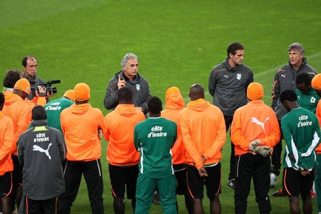Training Nationalmannschaft Elfenbeinküste Das Team Elfenbeinküste bei der Mannschaftsansprache - Nationaltrainer Vahid Halilhodzic (Mitte) o0 Trainer