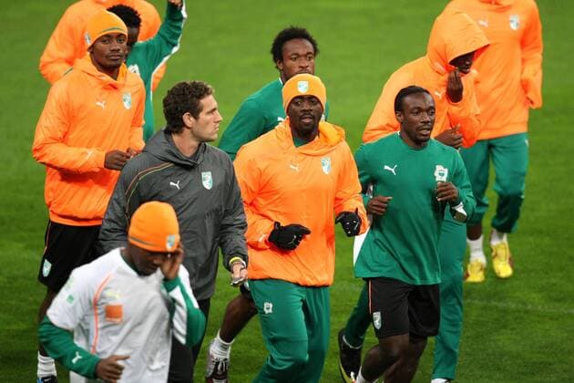 Training Nationalmannschaft Elfenbeinküste Team Elfenbeinküste beim Warmlaufen mit Kolo Toure (Mitte) und Arthur Boka (re.)