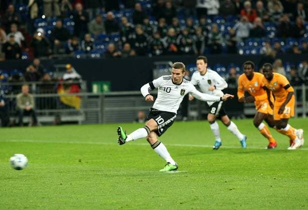 18. November 2009: Gelsenkirchen, Veltins Arena: Fussball Länderspiel (Testspiel): Deutschland - Elfenbeinküste: Deutschlands Lukas Podolski trifft per Foulelfmeter zum 1:0. o0 Tor Elfmeter