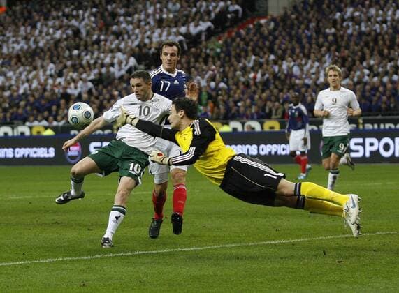 France s Hugo Lloris (r.) saves from Republic of Ireland s Robbie Keane - Paris - France v Republic of Ireland 18th November, 2009 EDITORIAL USE ONLY. No use with unauthorised audio, video, data, fixture lists, club league logos or live services. Online in-match use limited to 120 images, no video emulation. No use in betting, games or single club league player publications. o00 Aufmacher Dynamik Abwehr
