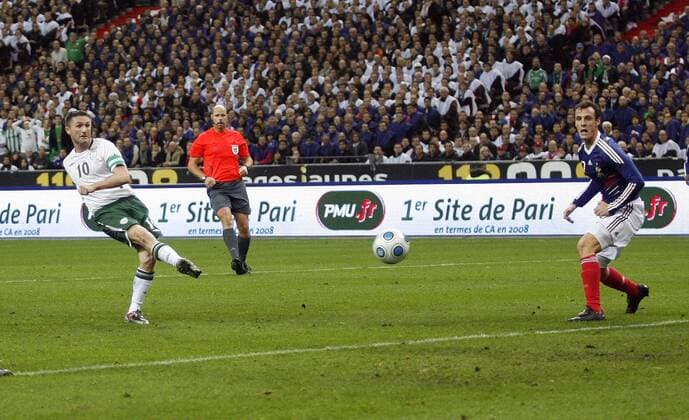 Republic of Ireland s Robbie Keane (L) scoring his sides opening goal - Paris - France v Republic of Ireland 18th November, 2009 EDITORIAL USE ONLY. No use with unauthorised audio, video, data, fixture lists, club league logos or live services. Online in-match use limited to 120 images, no video emulation. No use in betting, games or single club league player publications. o0 Tor