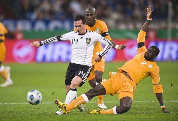 Piotr TROCHOWSKI li. (GER) in Aktion gegen Emmanuel EBOUE re. und Guy DEMEL (CIV), Zweikampf, Fussball Länderspiel, Deutschland (GER) - Elfenbeinküste (CIV), am 18.11.2009 in Gelsenkirchen o00 Aufmacher