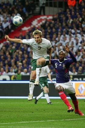 Frankreich (Blau) - Irland (Weiß) : Kevin DOYLE (IRL, l.) vs William GALLAS NLEGOUICFEP  o0 Paris