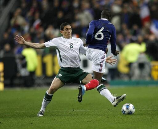 France s Lassana Diarra (r.) tussles with Republic of Ireland s Keith Andrews - Paris - France v Republic of Ireland 18th November, 2009 EDITORIAL USE ONLY. No use with unauthorised audio, video, data, fixture lists, club league logos or live services. Online in-match use limited to 120 images, no video emulation. No use in betting, games or single club league player publications.