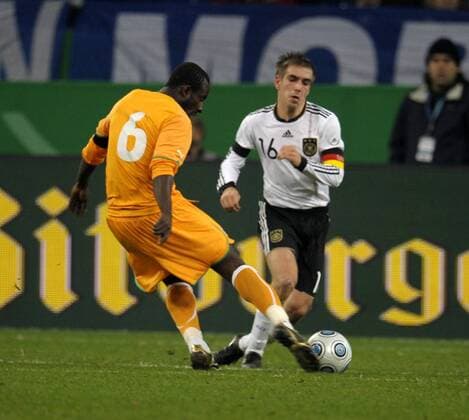 18.11.2009, Fussball Testspiel: Deutschland - Elfenbeinküste in der Veltinsarena auf Schalke in Gelsenkirchen, Tor zum 2:1 durch Seydou Doumbia (li, CIV) gegen Philipp Lahm (Deutschland). o00 Aufmacher