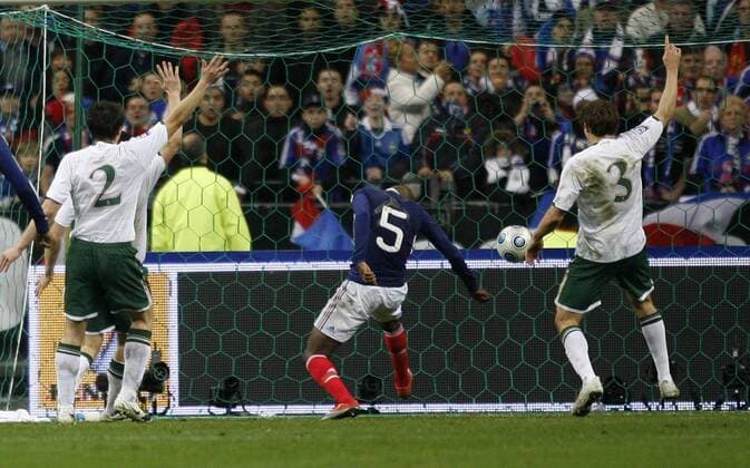 France s William Gallas (c.) scoring his sides goal - Paris - France v Republic of Ireland 18th November, 2009 EDITORIAL USE ONLY. No use with unauthorised audio, video, data, fixture lists, club league logos or live services. Online in-match use limited to 120 images, no video emulation. No use in betting, games or single club league player publications. o0 Tor o00 Hand Handspiel Thierry Henry reklamieren, beschweren, meckern