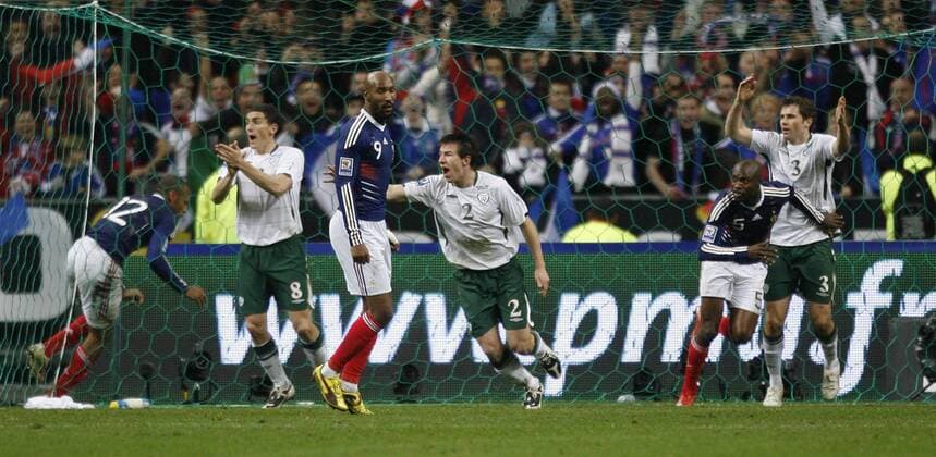 Republic of Ireland s players with the officials after William Gallas (2 r.) dubious goal - Paris - France v Republic of Ireland 18th November, 2009 EDITORIAL USE ONLY. No use with unauthorised audio, video, data, fixture lists, club league logos or live services. Online in-match use limited to 120 images, no video emulation. No use in betting, games or single club league player publications. o0 Enttäuschung reklamieren, beschweren, meckern o00 Hand Handspiel