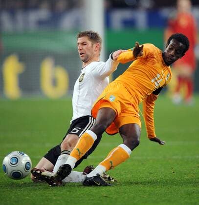 FUSSBALL INTERNATIONAL SAISON 2009 2010 FREUNDSCHAFTSSPIEL Deutschland - Elfenbeinküste, Thomas Hitzlsperger (li, Deutschland) gegen Kouamatien KONE (re, Elfenbeinküste) 