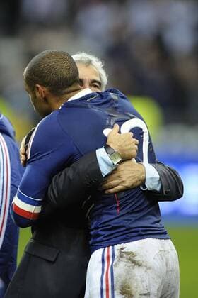 Nationaltrainer Raymond Domenech und THIERRY HENRY (beide Frankreich) - Schlussjubel  o0 Jubel, Freude Trainer