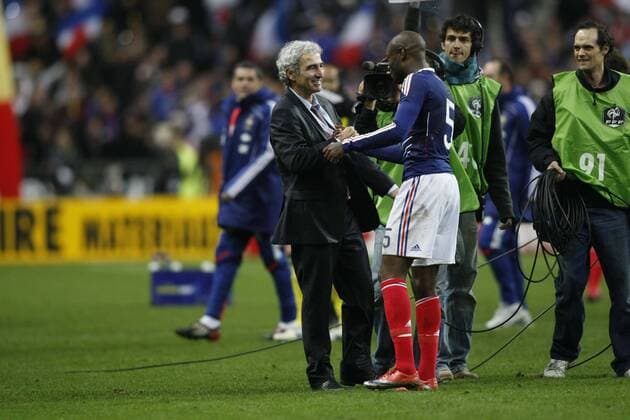 William Gallas und Nationaltrainer Raymond Domenech (beide Frankreich) - Schlussjubel  o0 Jubel, Freude Trainer