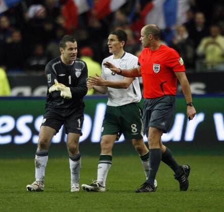 Irland s Torwart Shay Given beschwert sich bei FIFA Schiedsrichter Martin Hansson (Schweden) - Frankreich - Irland - EDITORIAL USE ONLY. No use with unauthorised audio, video, data, fixture lists, club league logos or live services. Online in-match use limited to 120 images, no video emulation. No use in betting, games or single club league player publications.