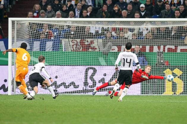 Fussball Länderspiel - 18.11.2009 - Deutschland (weiß) vs. Elfenbeinküste (orange) 2:2 . Tor zum 1:2 . Torschütze Seydou Doumbia (Elfenbeinküste, links) erzielt das Tor zum 1:2 gegen Torwart Manuel Neuer (Deutschland).