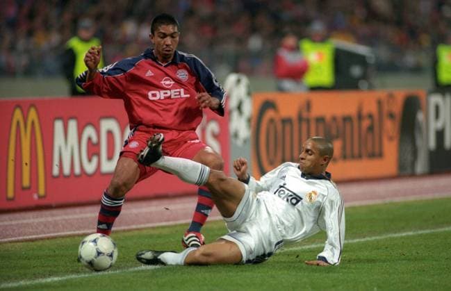 Giovane Elber (Bayern, li.) gegen Roberto Carlos (Real Madrid) - DEUTSCHSPRACHIGE SPORTZEITSCHRIFTEN UND -ZEITUNGEN NUR NACH RÜCKSPRACHE Fußball EC 1 Herren Champions League 1999 2000, FC Bayern München - Real Madrid CF 4:1 Gruppe München Dynamik,