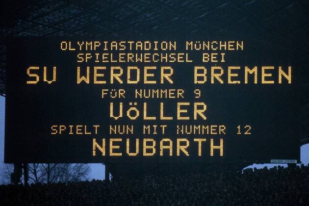 Bremen wechselt Frank Neubarth für Rudi Völler nach einem bösen Foul von Klaus Augenthaler (Bayern) ein - DEUTSCHSPRACHIGE SPORTZEITSCHRIFTEN UND -ZEITUNGEN NUR NACH RÜCKSPRACHE Fußball 1. BL Herren Saison 1985 1986, FC Bayern München - SV Werder Bremen 3:1 Einzelbild München