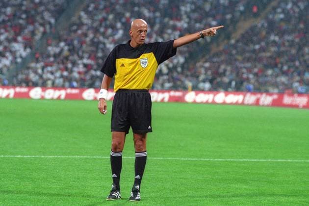 FIFA Schiedsrichter Pierluigi Collina (Italien) - DEUTSCHSPRACHIGE SPORTZEITSCHRIFTEN UND -ZEITUNGEN NUR NACH RÜCKSPRACHE Fußball Länderspiel Herren WM Qualifikation 2001 Einzelbild München