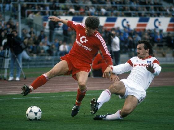Stefan Reuter (Bayern, li.) gegen Jan Furtok (HSV) - DEUTSCHSPRACHIGE SPORTZEITSCHRIFTEN UND -ZEITUNGEN NUR NACH RÜCKSPRACHE Fußball 1. BL Herren Saison 1988 1989, FC Bayern München - Hamburger SV 1:0, Hamburg, HSV Gruppe München Dynamik,