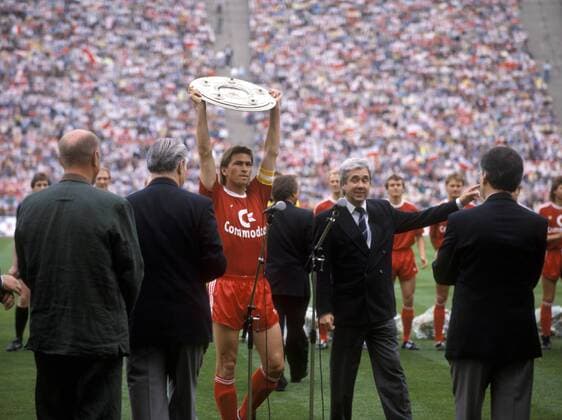 Klaus Augenthaler (Bayern, Mitte) - Deutscher Meister 1989 - präsentiert die Schale, re. Präsident Prof. Fritz Scherer - DEUTSCHSPRACHIGE SPORTZEITSCHRIFTEN UND -ZEITUNGEN NUR NACH RÜCKSPRACHE Fußball 1. BL Herren Saison 1988 1989, FC Bayern München Gruppe München Freude,