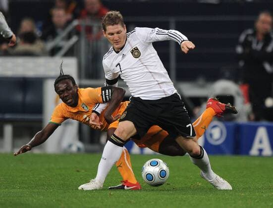 18.11.2009, Fussball Länderspiel, Testspiel, DEUTSCHLAND - ELFENBEINKÜSTE 2-2, Bastian Schweinsteiger (Deutschland), rechts, gegen Arthur Boka (CIV)