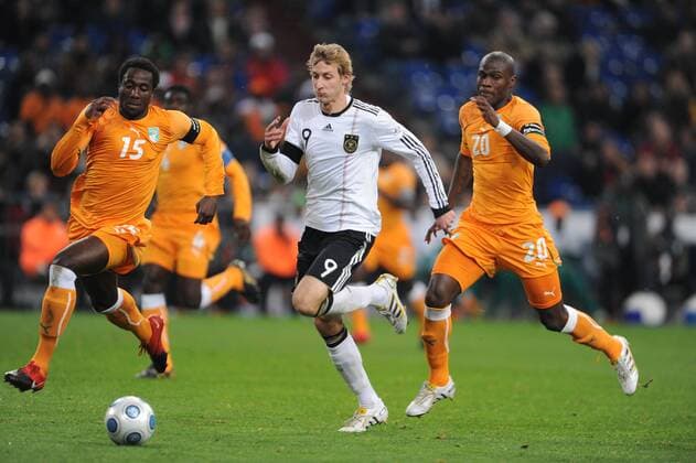 18.11.2009, Fussball Länderspiel, Testspiel, DEUTSCHLAND - ELFENBEINKÜSTE 2-2, Stefan Kießling (Deutschland, C) gegen Souleymane Bamba (links), rechts Guy Demel (CIV)