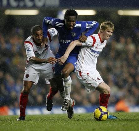 Chelsea s John Obi Mikel (C) tussles with Wolves Karl Henry (L) and Andrew Keogh Barclays Premier League Chelsea v Wolverhampton Wanderers 21st November, 2009 EDITORIAL USE ONLY. No use with unauthorised audio, video, data, fixture lists, club league logos or live services. Online in-match use limited to 120 images, no video emulation. No use in betting, games or single club league player publications. o0 FC