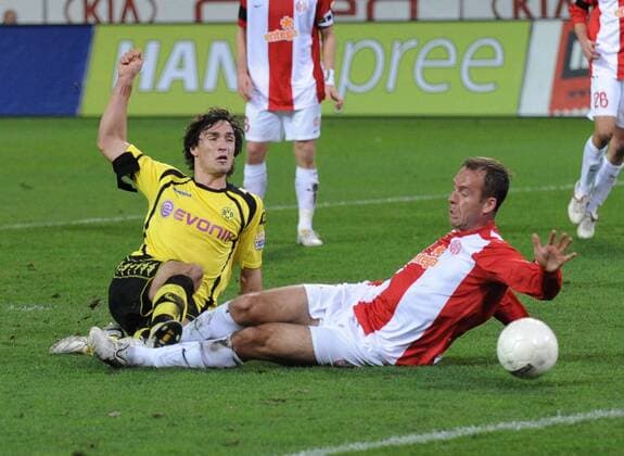 21.11.2009, Fussball, 1. Bundesliga, 13. Spieltag, BORUSSIA DORTMUND - FSV MAINZ 05 0-0 Saison 2009 2010, Nikolce Noveski (Mainz 05), rechts, klärt den Schuss von Mats Hummels (Borussia Dortmund), links, mit der Hand o0 BVB