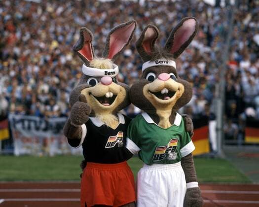 Maskottchen Berni in männlicher und weiblicher Ausführung während der Eröffnungsfeier in Düsseldorf zur EM 1988 - DEUTSCHSPRACHIGE SPORTZEITSCHRIFTEN UND -ZEITUNGEN NUR NACH RÜCKSPRACHE Fußball EM Herren EM 1988, Eröffnungsfeier, Eröffnung, Feier, Zeremonie Gruppe Düsseldorf