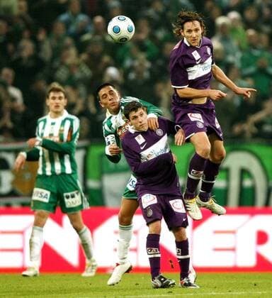 FUSSBALL - BL, Rapid vs A.Wien WIEN,AUSTRIA,22.NOV.09 - FUSSBALL - tipp3 Bundesliga powered by T-Mobile, SK Rapid Wien (grün) vs FK Austria Wien (blau). Bild zeigt Nikica Jelavic, Yasin Pehlivan (Rapid) und Matthias Hattenberger (A.Wien). Keywords: Wien Energie. 