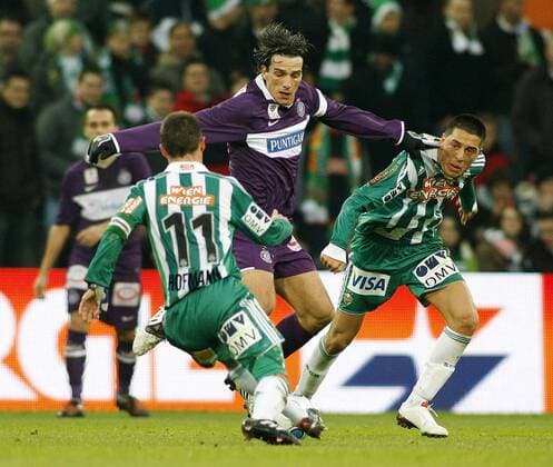 FUSSBALL - BL, Rapid vs A.Wien WIEN,AUSTRIA,22.NOV.09 - FUSSBALL - tipp3 Bundesliga powered by T-Mobile, SK Rapid Wien (grün) vs FK Austria Wien (blau). Bild zeigt Steffen Hofmann (Rapid), Milenko Acimovic (A.Wien) und Yasin Pehlivan (Rapid). Keywords: Wien Energie. 