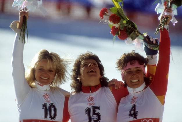 Siegerehrung Riesenslalom Olympische Spiele Calgary 1988: Olympiasiegerin Vreni Schneider (Schweiz, Mitte) zwischen Christa Kinshofer (BR Deutschland, li.) und Maria Walliser (Schweiz) Alpiner Skilauf OS Winter Damen Olympische Spiele Calgary 1988, Winterspiele, Ski Alpin, Skisport Gruppe Nakiska Freude, Begeisterung,