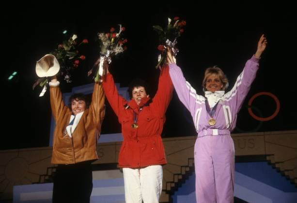 Siegerehrung Slalom Olympische Spiele Calgary 1988: Olympiasiegerin Vreni Schneider (Schweiz, Mitte) zwischen Mateja Svet (Jugoslawien, li.) und Christa Kinshofer (BR Deutschland) Alpiner Skilauf OS Winter Damen Olympische Spiele Calgary 1988, Winterspiele, Ski Alpin, Skisport Gruppe Nakiska Glück, Freude,