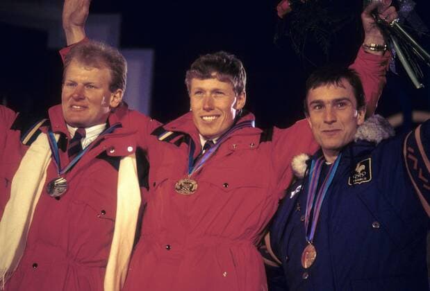 Siegerehrung Abfahrt bei den olympischen Winterspielen 1988, v.li.: Peter Müller, Pirmin Zurbriggen (beide Schweiz) und Franck Piccard (Frankreich) Alpiner Skilauf OS Winter Herren Olympische Winterspiele Calgary 1988, Spiele, Ski Alpin, Skisport, Gruppe Nakiska Freude,