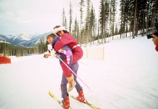 Pirmin Zurbriggen (Schweiz) mit seiner Freundin Monika Julen Alpiner Skilauf OS Winter Herren Olympische Winterspiele Calgary 1988, Spiele, Ski Alpin, Skisport, Gruppe Nakiska