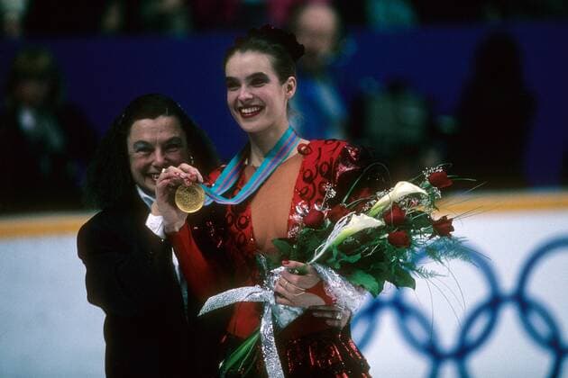 Katarina Witt (re.) freut sich mit Trainerin Jutta Müller (beide DDR) über ihren Olympiasieg 1988 in Calgary Eiskunstlauf OS Winter Damen Olympische Spiele Calgary 1988, Winterspiele Gruppe Calgary Freude, Begeisterung,