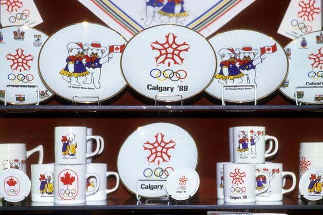 Tassen und Sammelteller mit Motiven der Olympischen Spiele 1988 in Calgary OS Winter Damen Olympische Spiele Calgary 1988, Winterspiele Gruppe Calgary